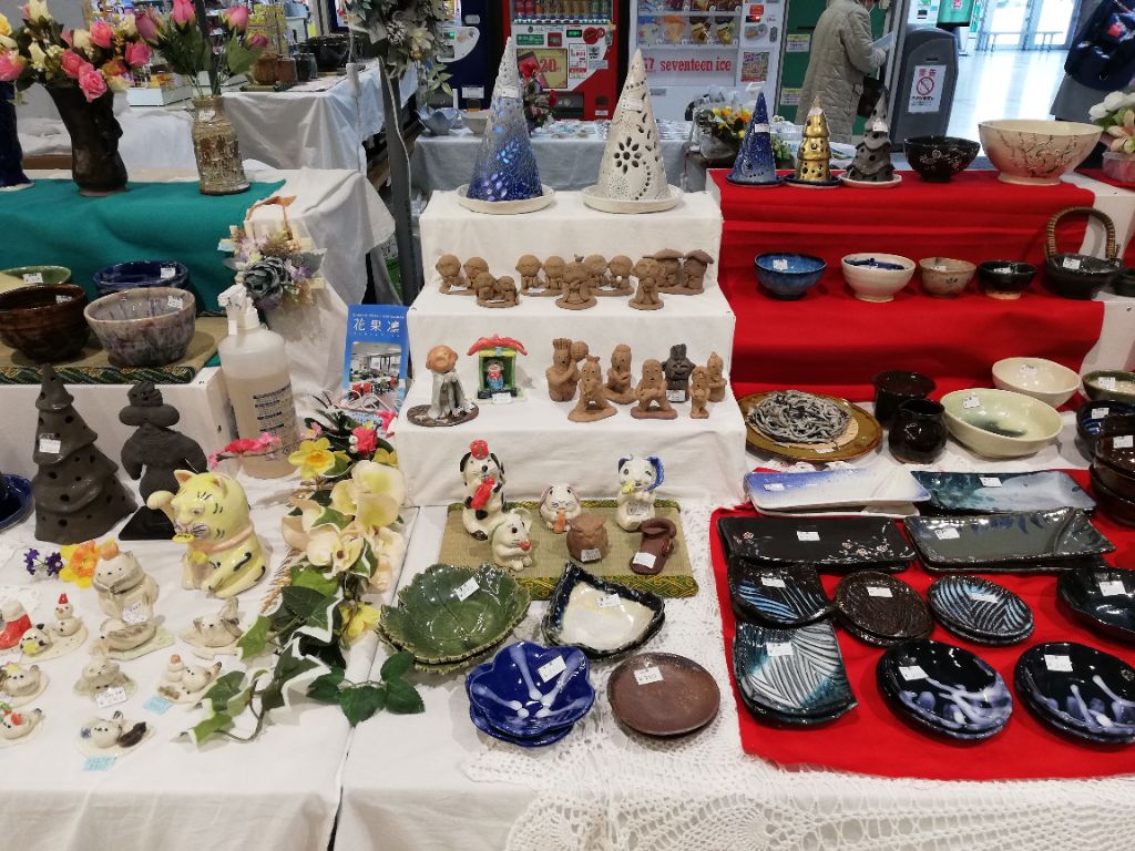 展示即売会の様子 - 陶芸作品・雑貨の展示