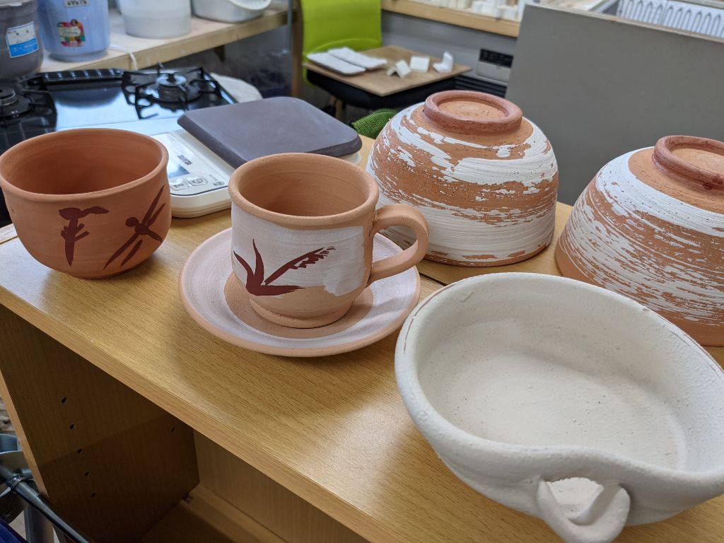 手作り陶芸のお皿とボウル